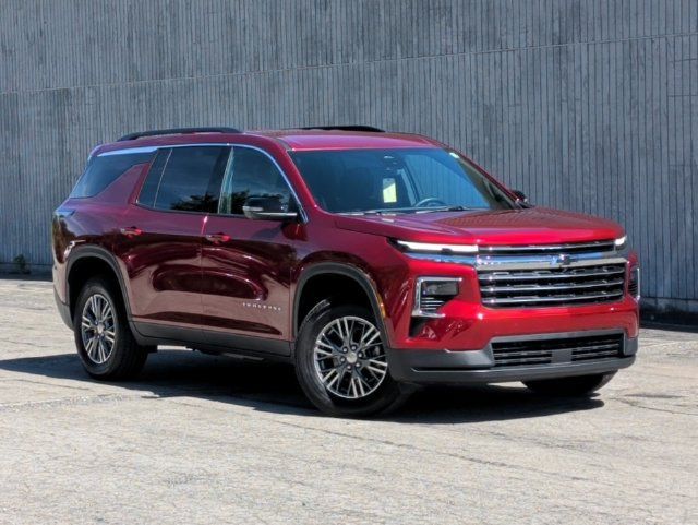 Used 2025 Chevrolet Traverse LT w/ Driver Confidence Package FWD image 11