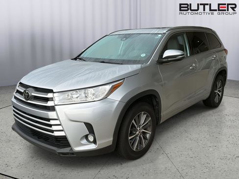 Used 2018 Toyota Highlander XLE FWD image 2
