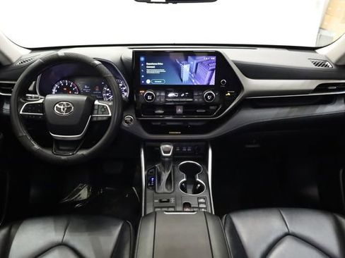 Used 2023 Toyota Highlander XLE image 16