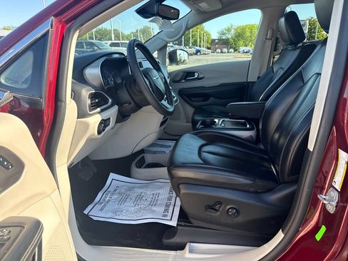 Used 2023 Chrysler Pacifica Touring-L FWD image 14