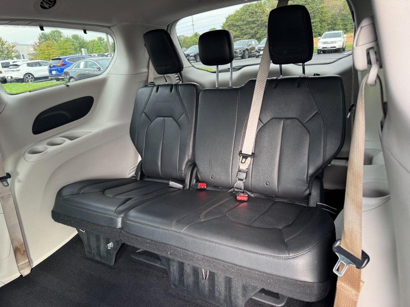Used 2019 Chrysler Pacifica Touring-L FWD image 10