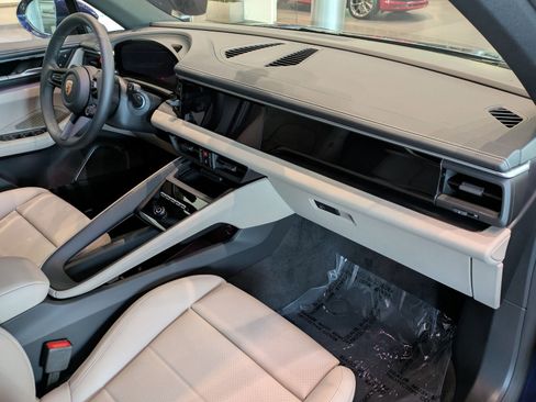 Certified 2025 Porsche Macan Electric RWD image 25