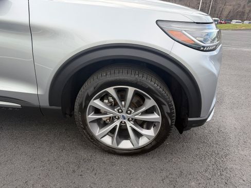 Certified 2025 Ford Explorer Platinum w/ Ultimate Package AWD/4WD image 11