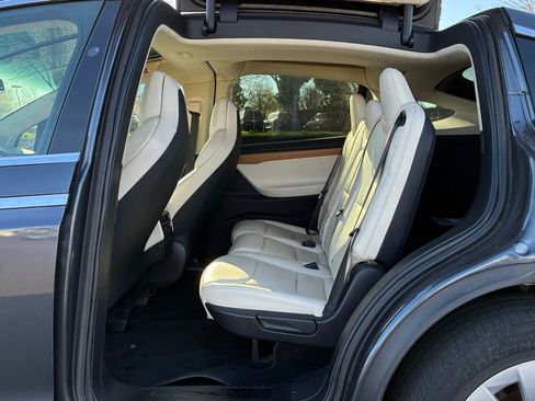 Used 2019 Tesla Model X image 22