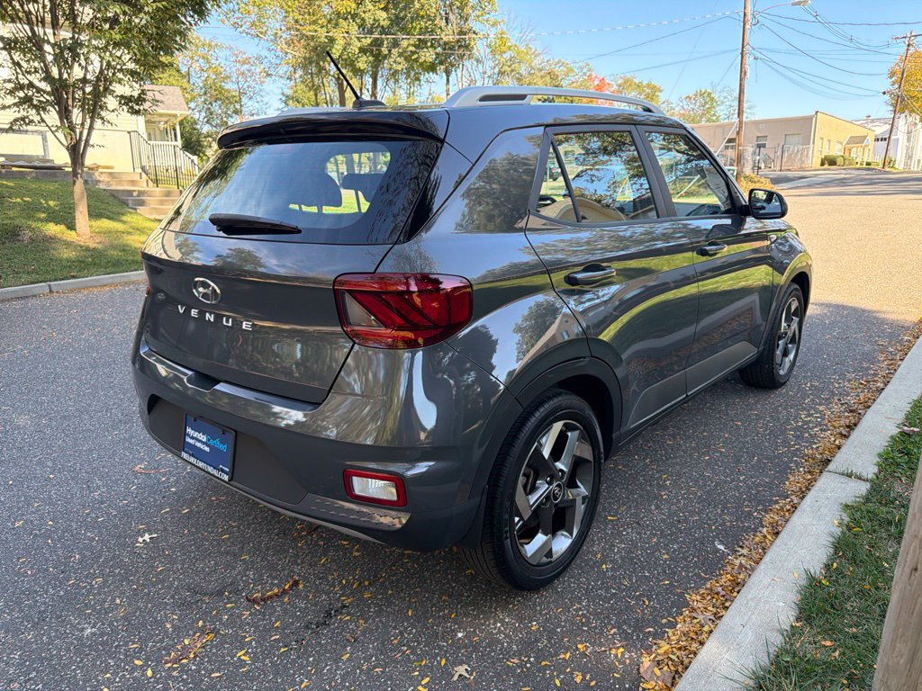 Certified 2024 Hyundai Venue Limited FWD image 3
