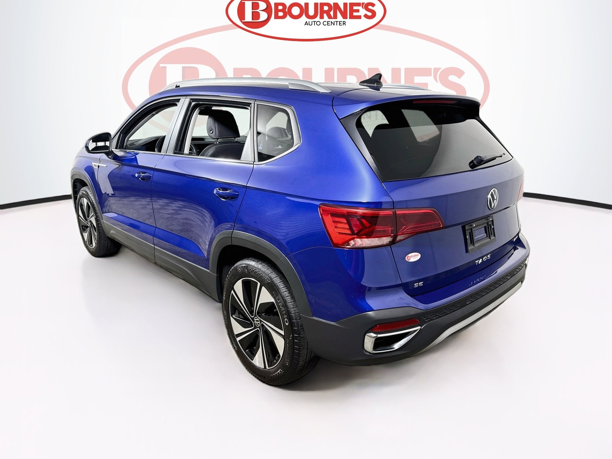 Used 2024 Volkswagen Taos SE w/ Panoramic Sunroof Package AWD/4WD image 9
