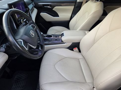 Used 2023 Toyota Highlander Limited FWD image 11