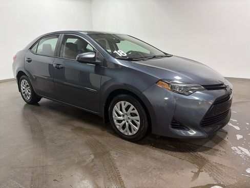 Used 2018 Toyota Corolla LE image 2