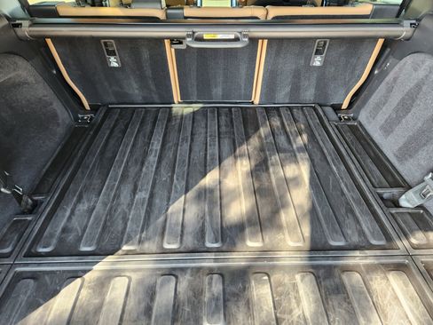 Used 2024 Land Rover Discovery Dynamic SE image 39