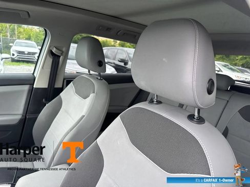 Used 2023 Volkswagen Taos SE w/ Panoramic Sunroof Package FWD image 12