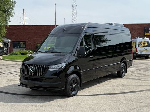 Used 2025 Mercedes-Benz Sprinter 2500 image 3