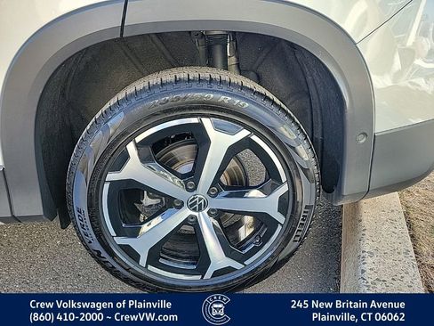 Certified 2025 Volkswagen Tiguan SE image 18