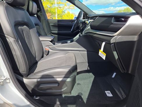 New 2025 Jeep Grand Cherokee Altitude image 7