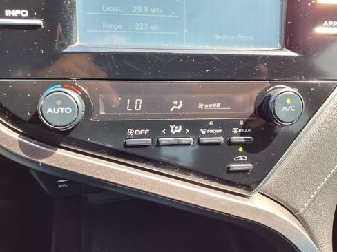 Used 2018 Toyota Camry SE FWD image 7