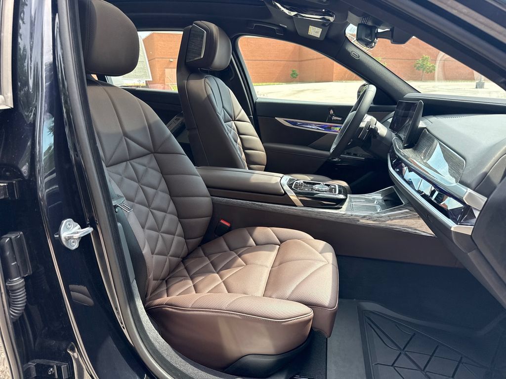 Used 2024 BMW 740i xDrive AWD/4WD image 32