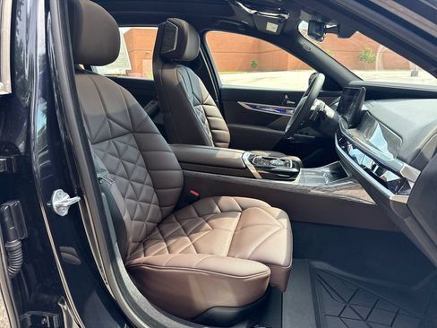 Used 2024 BMW 740i xDrive AWD/4WD image 32
