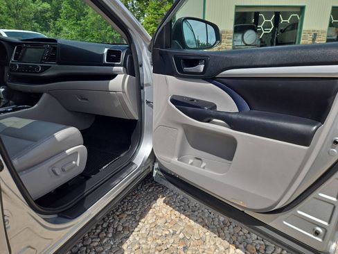 Used 2018 Toyota Highlander XLE AWD/4WD image 29