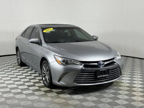 Used 2017 Toyota Camry XLE w/ Moonroof Package FWD image 3