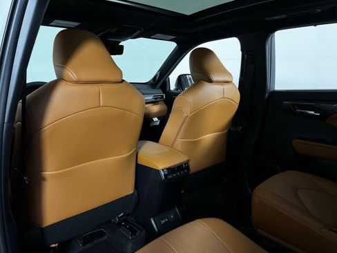 New 2026 Toyota Highlander Platinum image 17