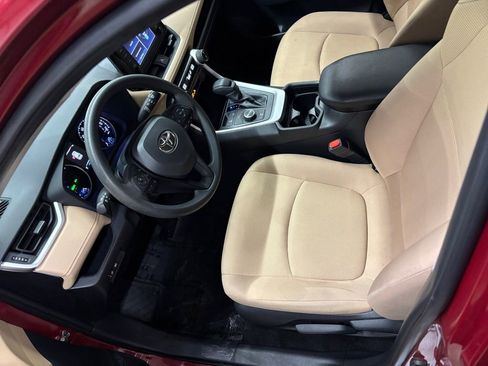 Used 2019 Toyota RAV4 LE w/ Carpet Mat Package image 10