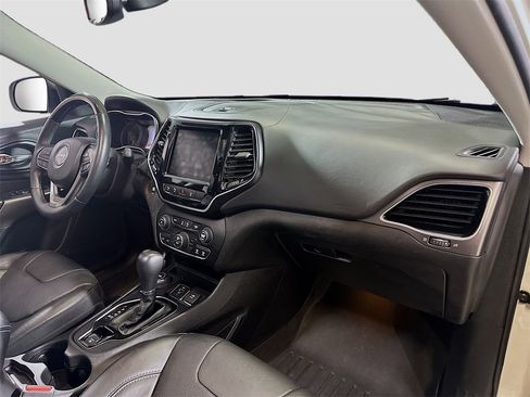 Used 2019 Jeep Cherokee Overland w/ Technology Group image 32