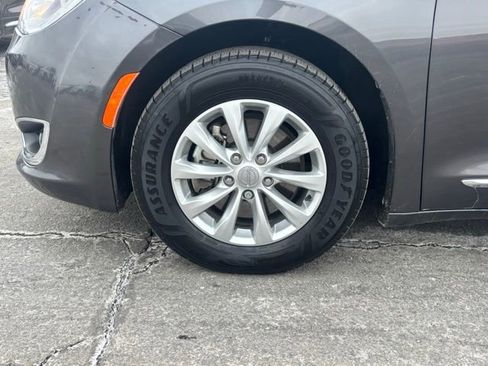 Used 2018 Chrysler Pacifica Touring-L Plus image 10