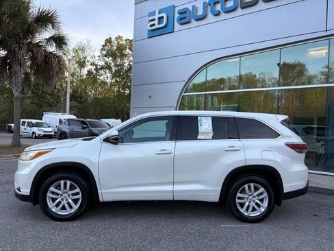 Used 2014 Toyota Highlander LE image 2