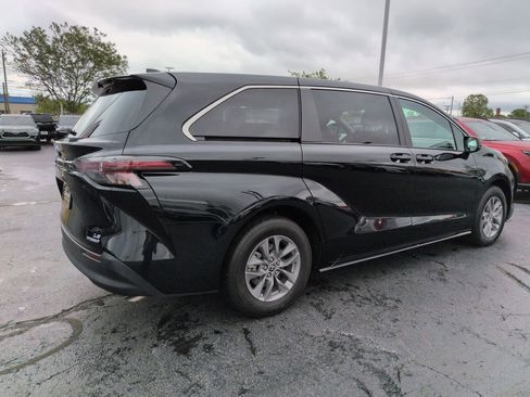 Used 2024 Toyota Sienna LE FWD image 5
