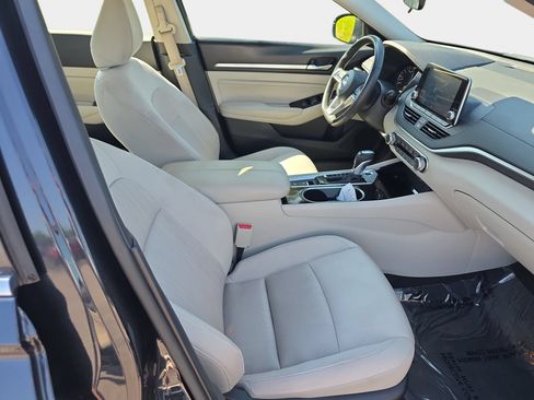 Used 2022 Nissan Altima 2.5 SV w/ SV Premium Package FWD image 10
