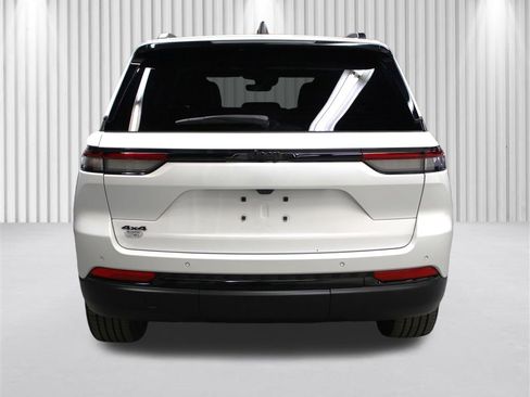 Used 2025 Jeep Grand Cherokee Altitude image 4