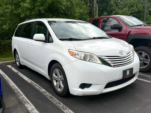 Used 2017 Toyota Sienna LE FWD image 1