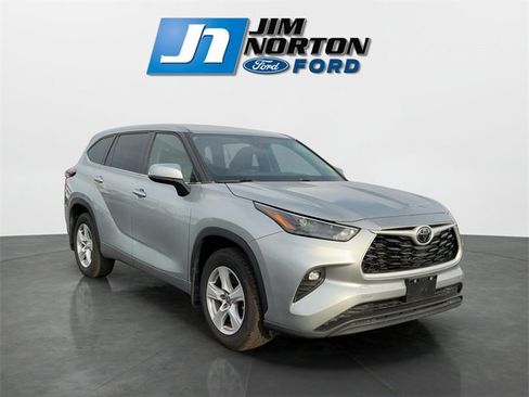 Used 2024 Toyota Highlander LE image 1