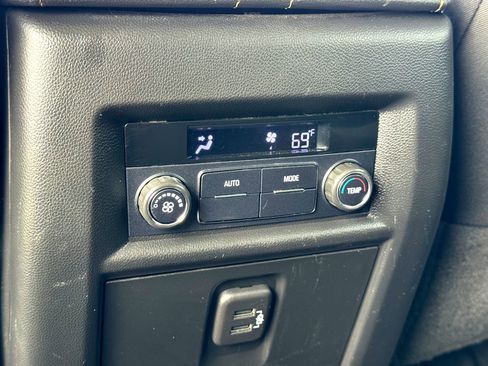 Used 2020 Chevrolet Traverse LT image 19