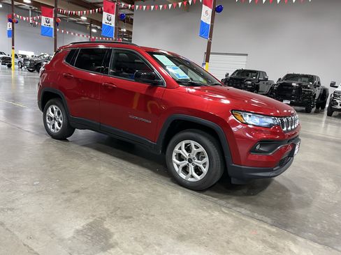 Certified 2025 Jeep Compass Latitude w/ Sun & Sound Group AWD/4WD image 7