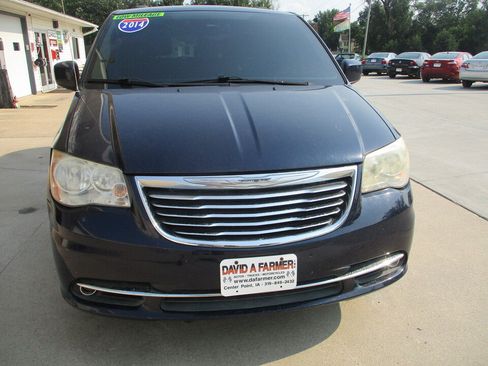 Used 2014 Chrysler Town & Country Touring FWD image 19