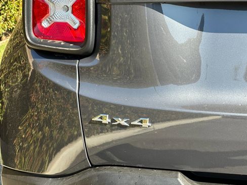 Used 2023 Jeep Renegade Latitude image 29