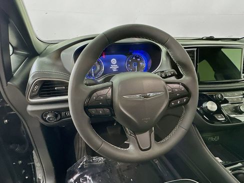 Used 2025 Chrysler Pacifica Limited image 18