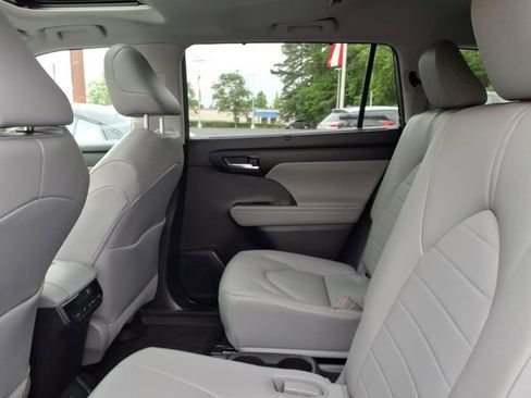 Used 2023 Toyota Highlander XLE FWD image 7