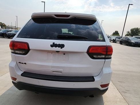 Used 2018 Jeep Grand Cherokee Laredo AWD/4WD image 3