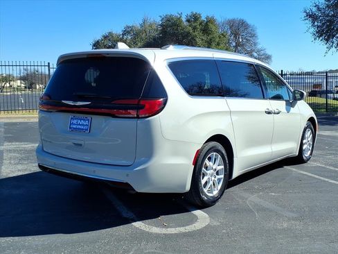 Used 2021 Chrysler Pacifica Touring-L image 9
