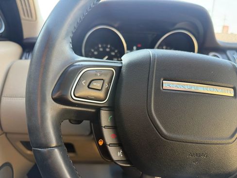 Used 2019 Land Rover Range Rover Evoque SE Premium image 32