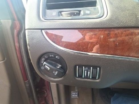 Used 2013 Chrysler Town & Country Touring image 19