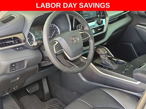 Used 2022 Toyota Highlander XLE FWD image 10