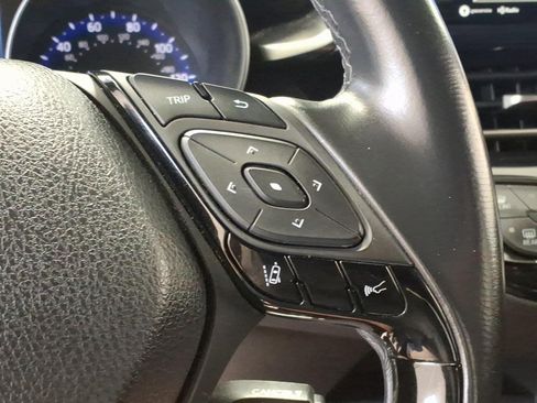 Used 2018 Toyota C-HR XLE Premium FWD image 17