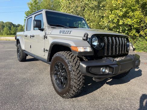 Used 2023 Jeep Gladiator Sport AWD/4WD image 3
