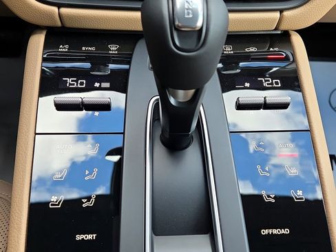 Certified 2026 Porsche Macan image 13