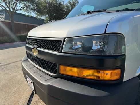 Used 2019 Chevrolet Express 2500 LS w/ Driver Convenience Package RWD image 4