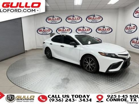 Used 2022 Toyota Camry SE FWD image 2