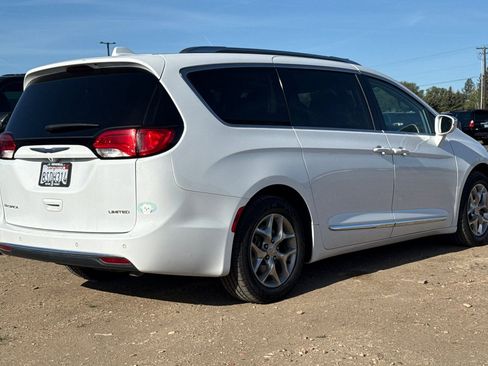 Used 2018 Chrysler Pacifica Limited FWD image 4