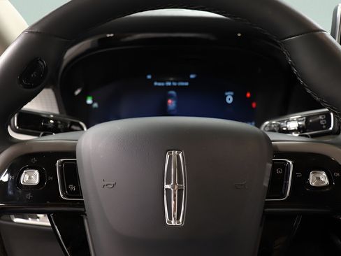 Used 2024 Lincoln Corsair AWD w/ Towing Package image 14